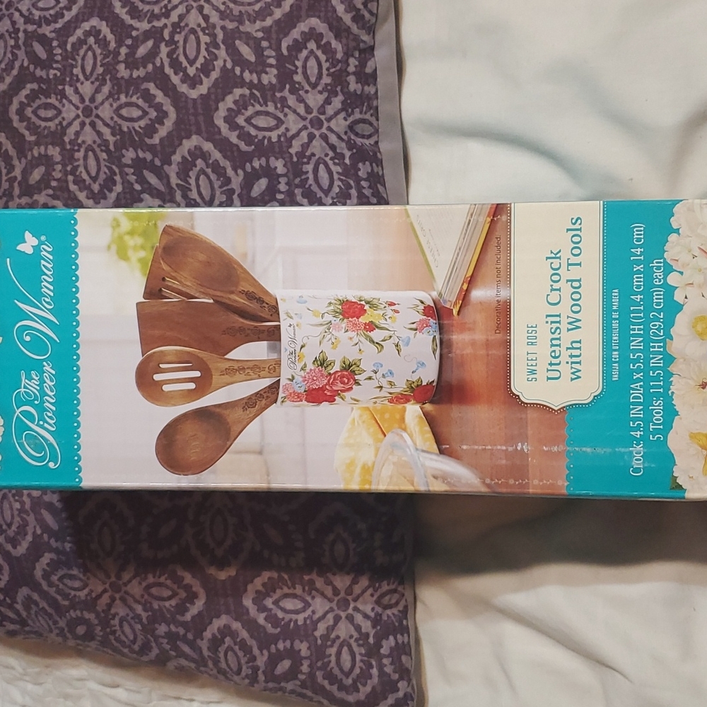 The Pioneer Woman Sweet Rose Utensil Crock with Wood Tools